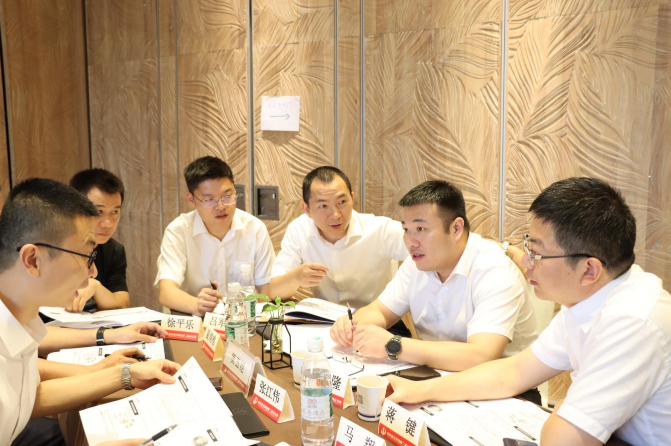 2021年6月25日-26日，俄罗斯专享会294二建组织开展了2021年中高层主管执行力培训。本次培训特邀清华、北大、上海交大总裁班讲师，中国企业家协会特聘高级讲师许晋老师进行授课。